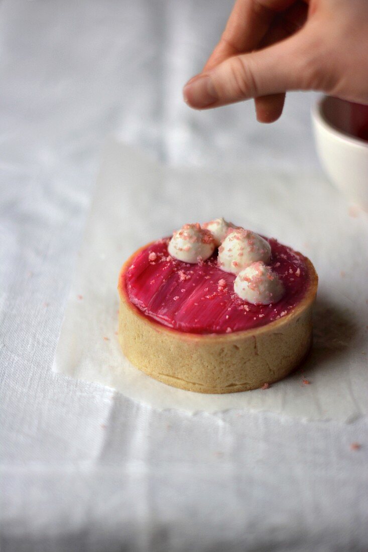 Rhubarb tart with browned buttercream