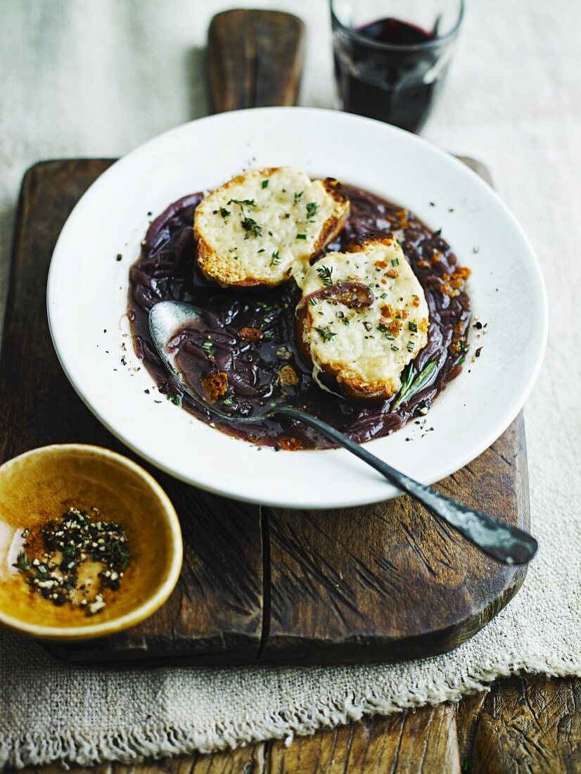 Rote Zwiebelsuppe mit gegrillten Käsetoasts