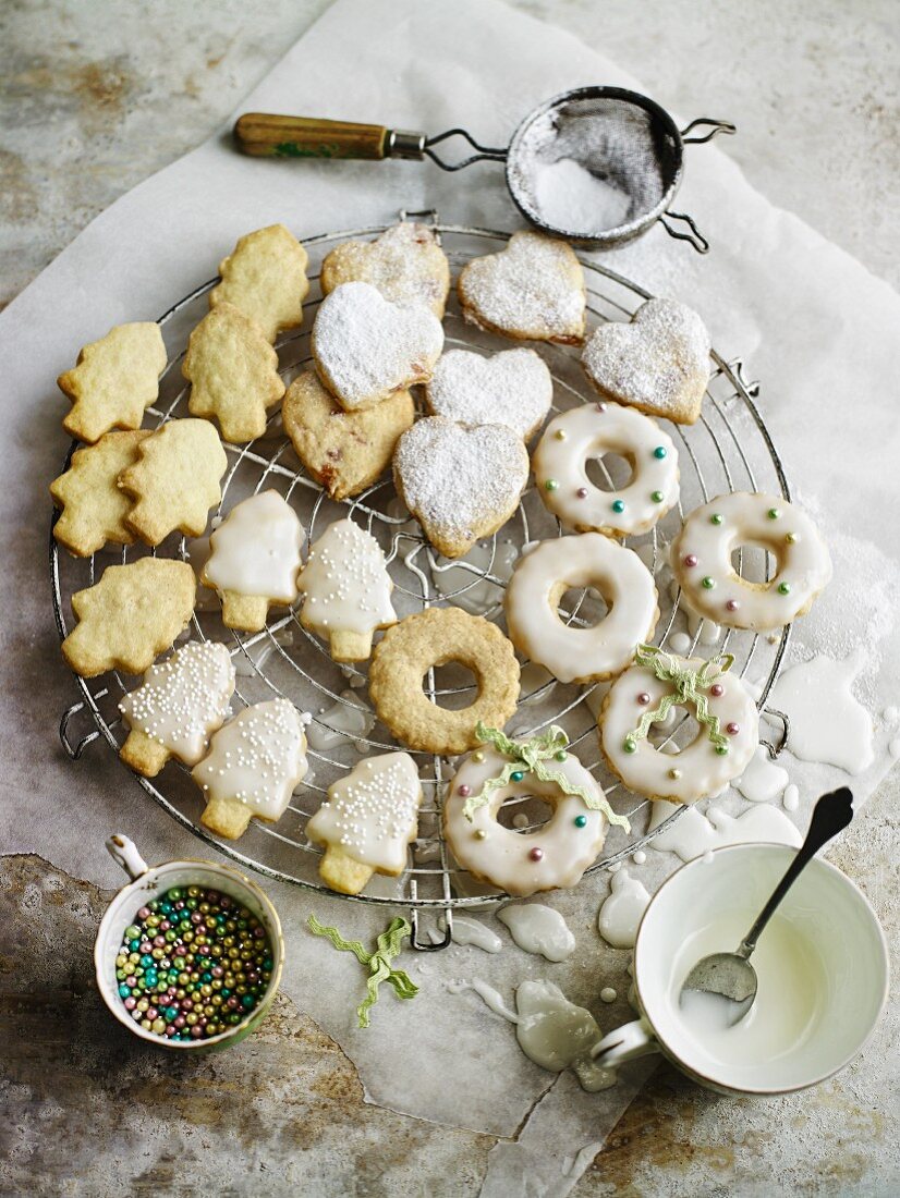 Weihnachtliche Mürbteigplätzchen auf Kuchengitter