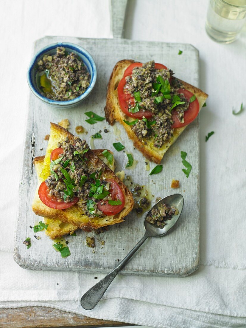 Tapenade und Tomaten auf Toast