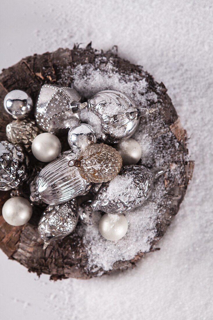 Antike Silberkugeln als Weihnachtsschmuck