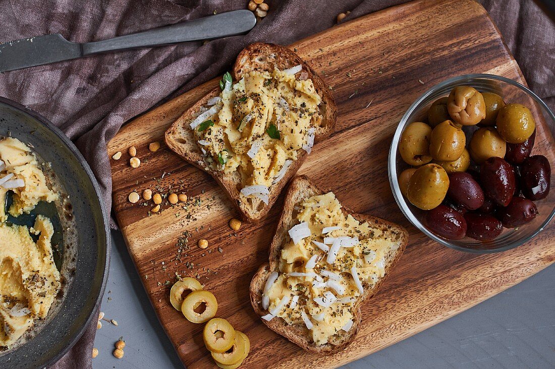 Erbsenpastete mit Brot und Oliven (Griechenland)