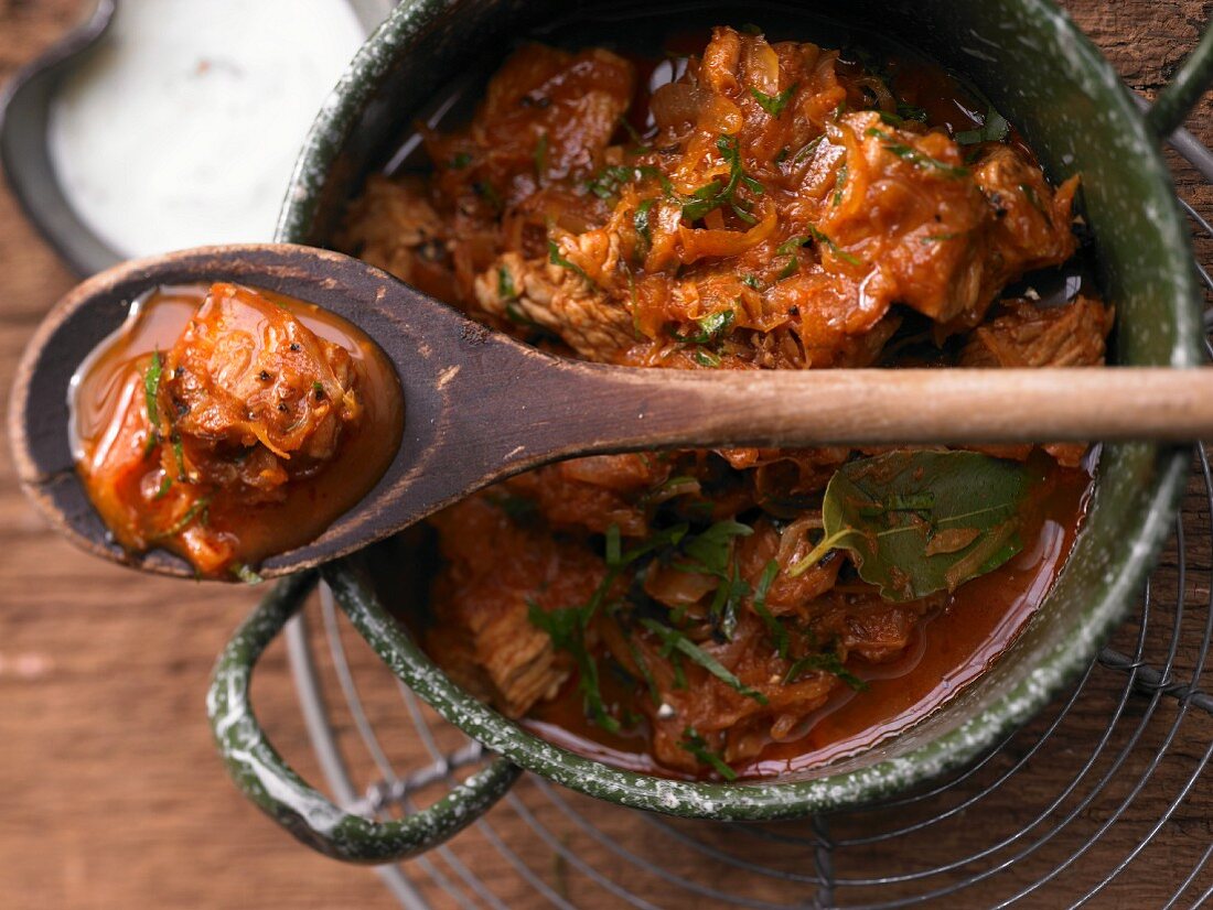 Szegediner Putengulasch mit Sauerkraut und Paprika