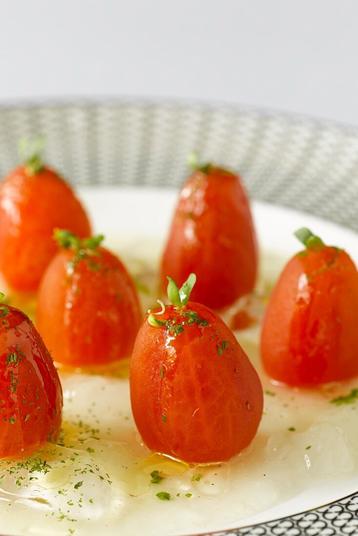 Tomaten in transparenter Gazpacho-Gelatine