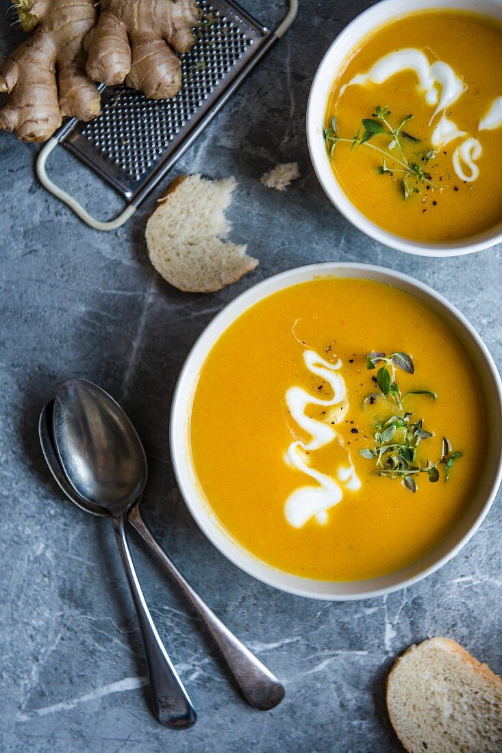 Zwei Schalen Möhren-Orangen-Suppe mit Ingwer