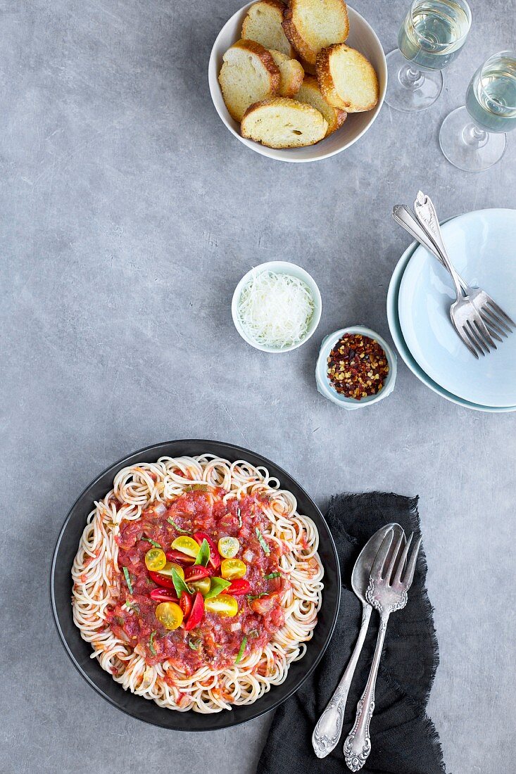 Brauner Reis-Spaghetti mit Tomaten-Basilikum-Sauce
