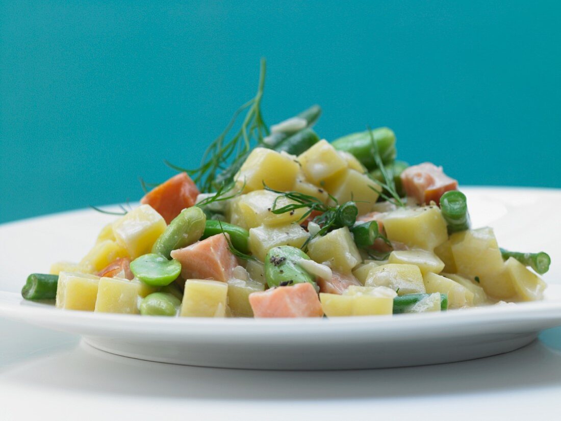 Potatoes with salmon, beans and dill