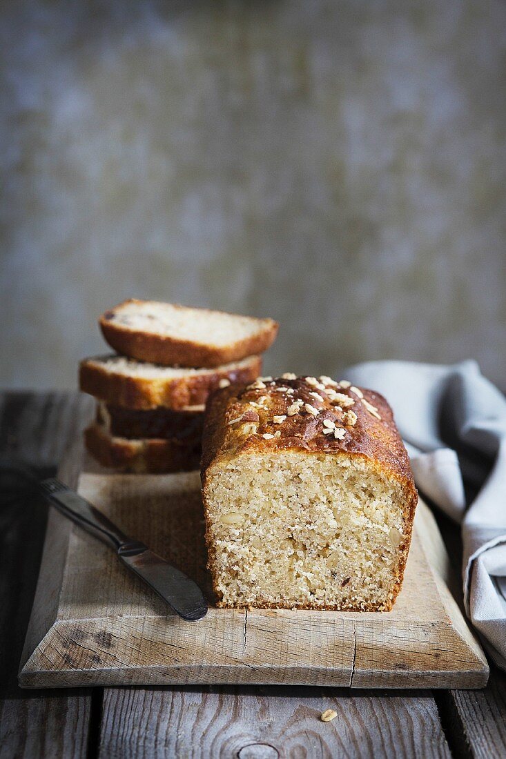 Müsli-Kuchen auf Holztisch