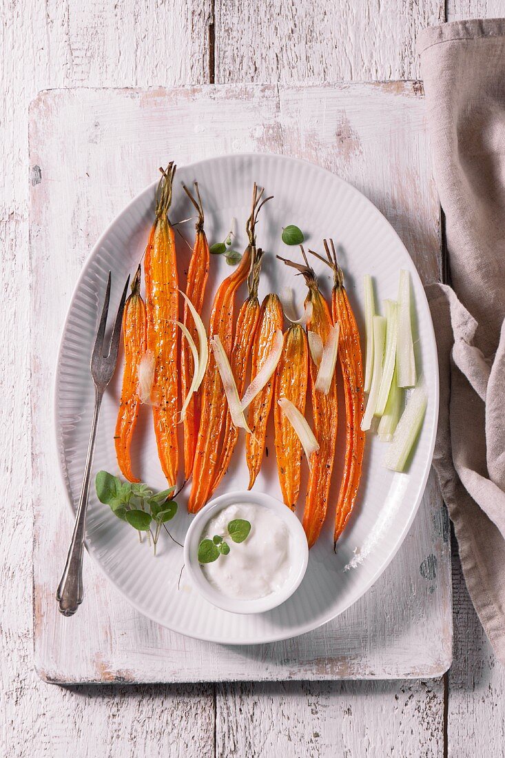 Gebackene Karotten mit Olivenöl, Kräutern, Staudensellerie und Joghurt