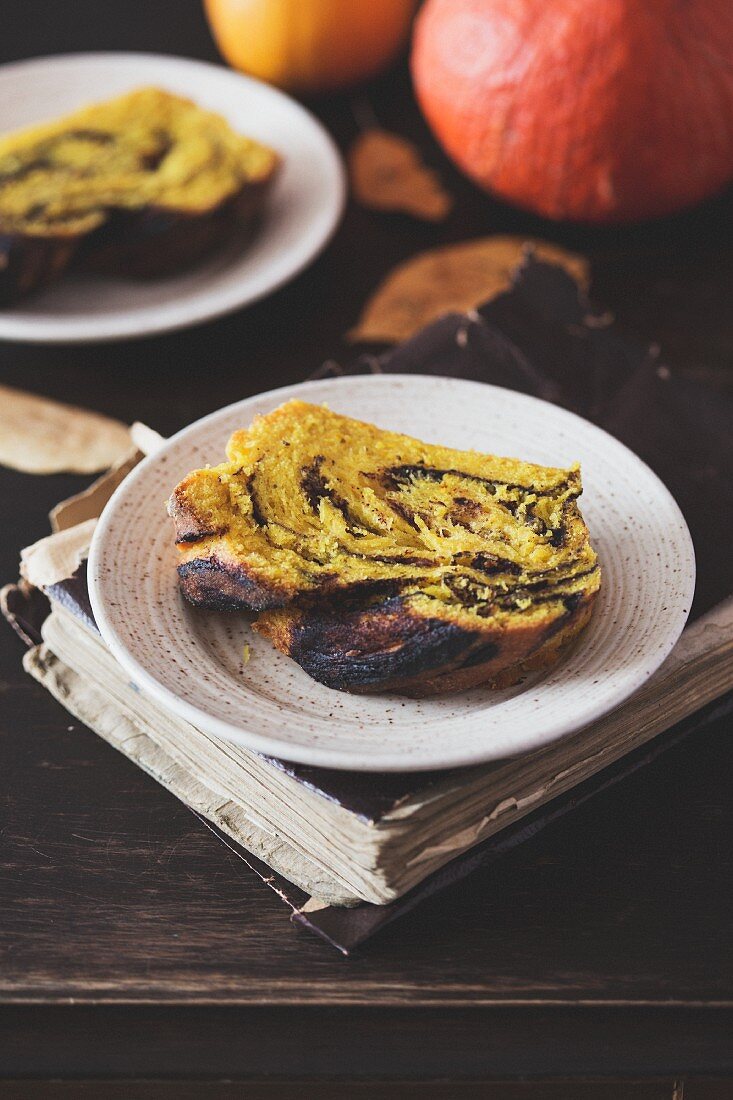 Zwei Stücke Kürbis-Babka mit Schokoladenfüllung