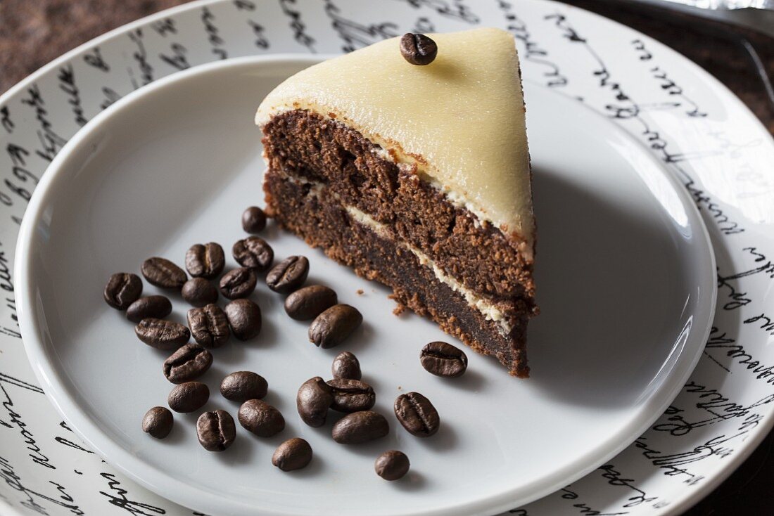 Schokoladen-Kaffee-Kuchen mit Marzipanhaube und Sahnefüllung