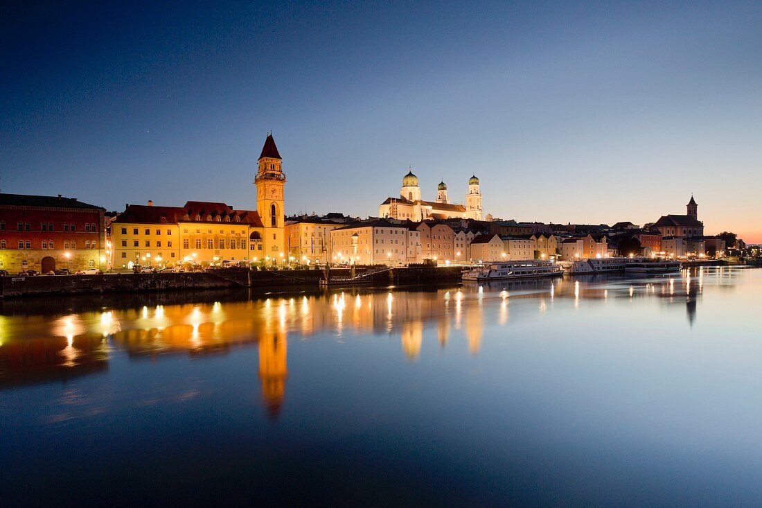 Blick von der Donau auf den Dom in Passau, Bayern, Deutschland