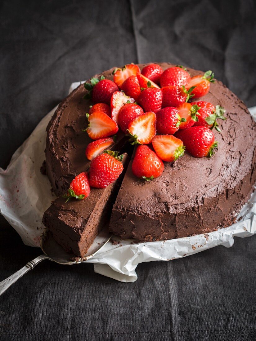 Gluten free flowerless chocolate paleo cake with strawberries