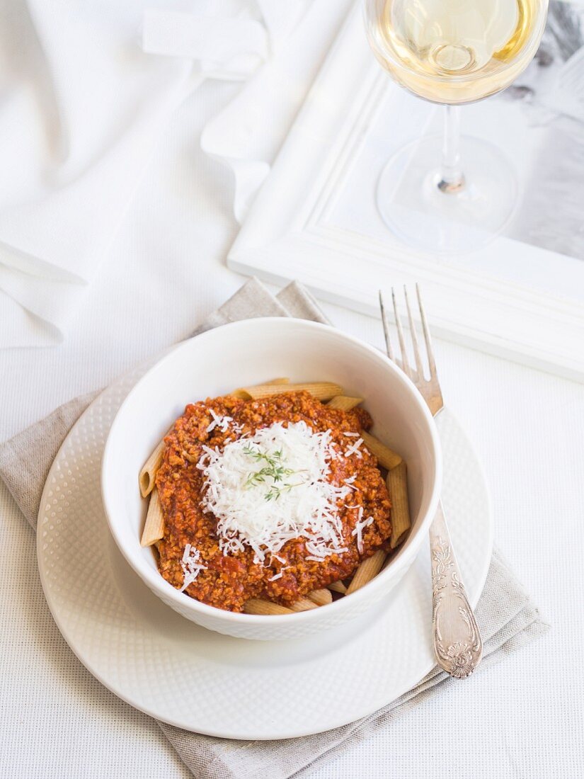 Soja Bolognese-Sauce mit Parmesan auf Vollkorn-Penne