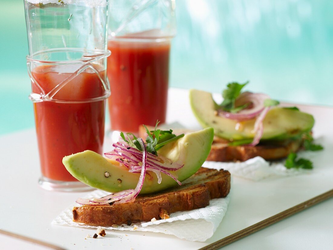 Avocado mit Koriander auf Sauerteig-Brot mit einem Virgin Mary