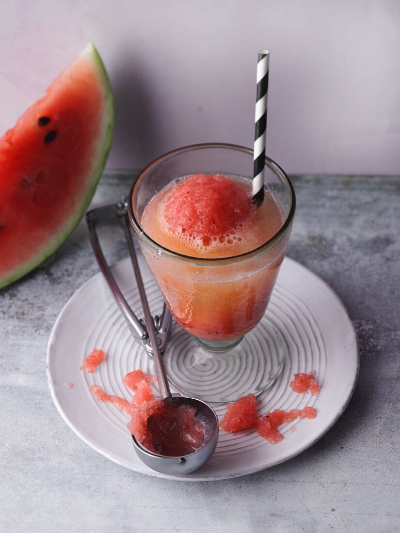 Wassermelonen-Cooler mit alkoholfreiem Sekt