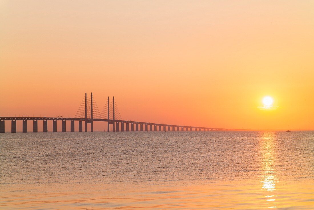 Öresundbrücke verbindet Kopenhagen und Malmö, die weltweit längste Schrägseilbrücke