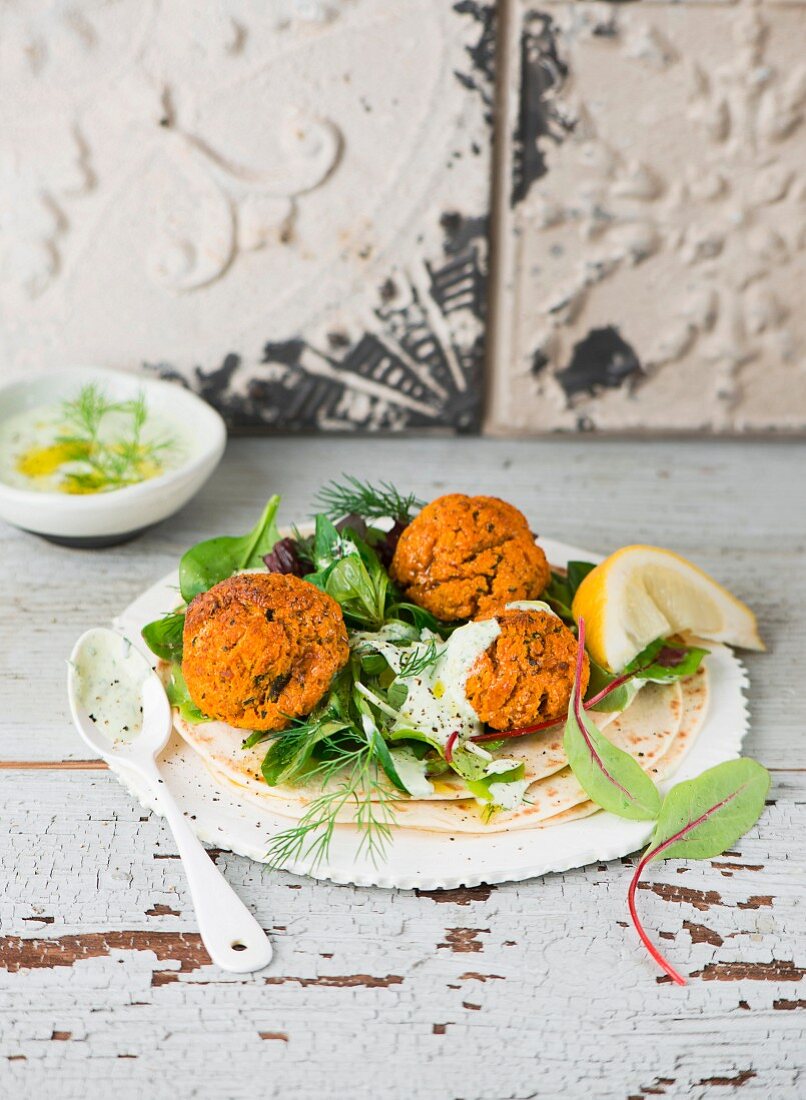 Falafel mit Salat auf Pitabrot