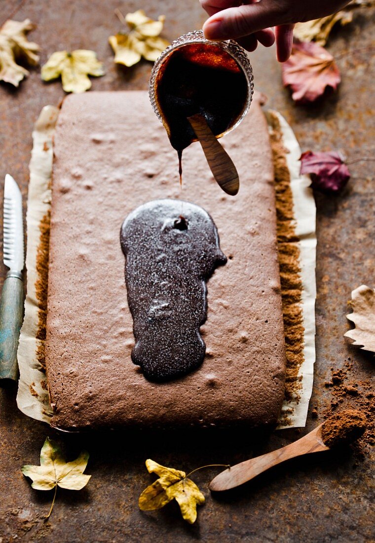 Kokos-Schokoladen-Kuchen mit Glasur beträufeln