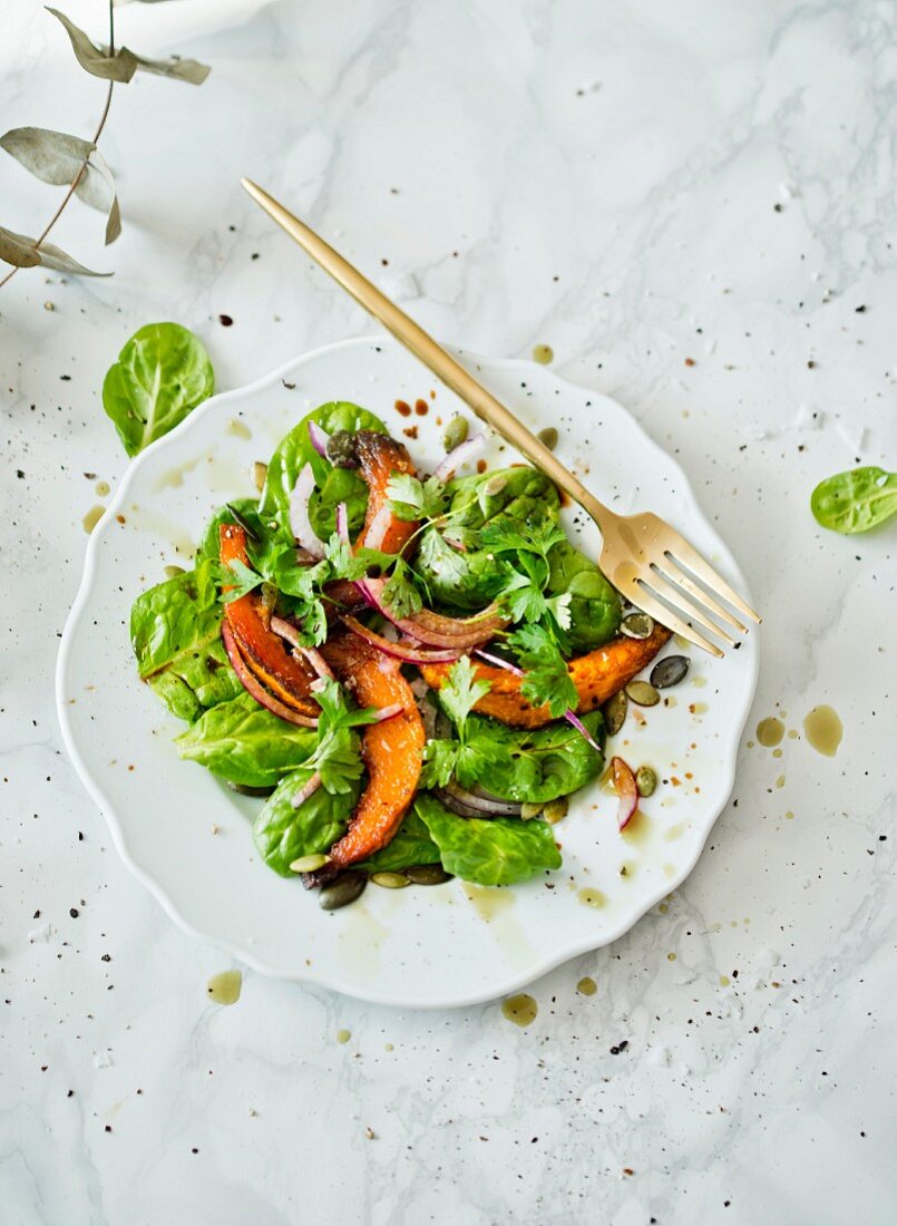 Kürbis-Spinat-Salat mit Kürbiskernen