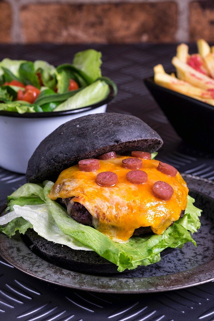 Rindfleisch-Burger mit geschmolzenem Käse in schwarzem Brötchen