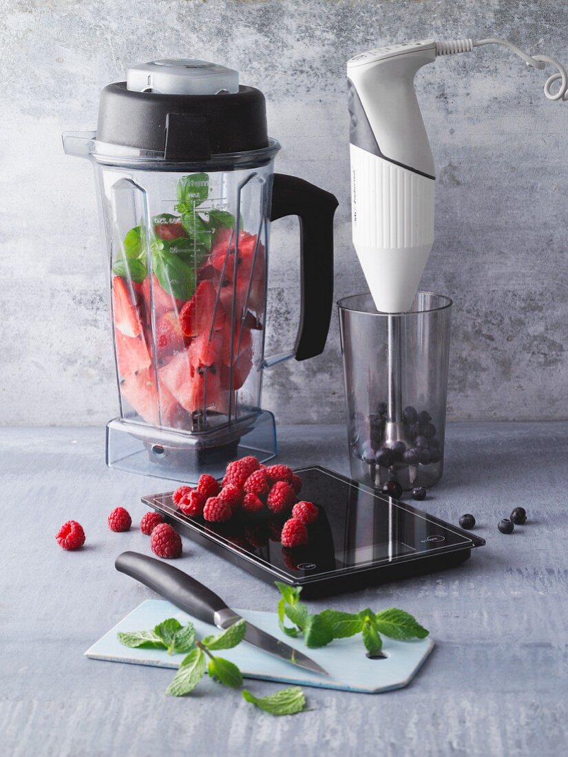 Kitchen utensils for the preparation of drinks: mixer and hand blender