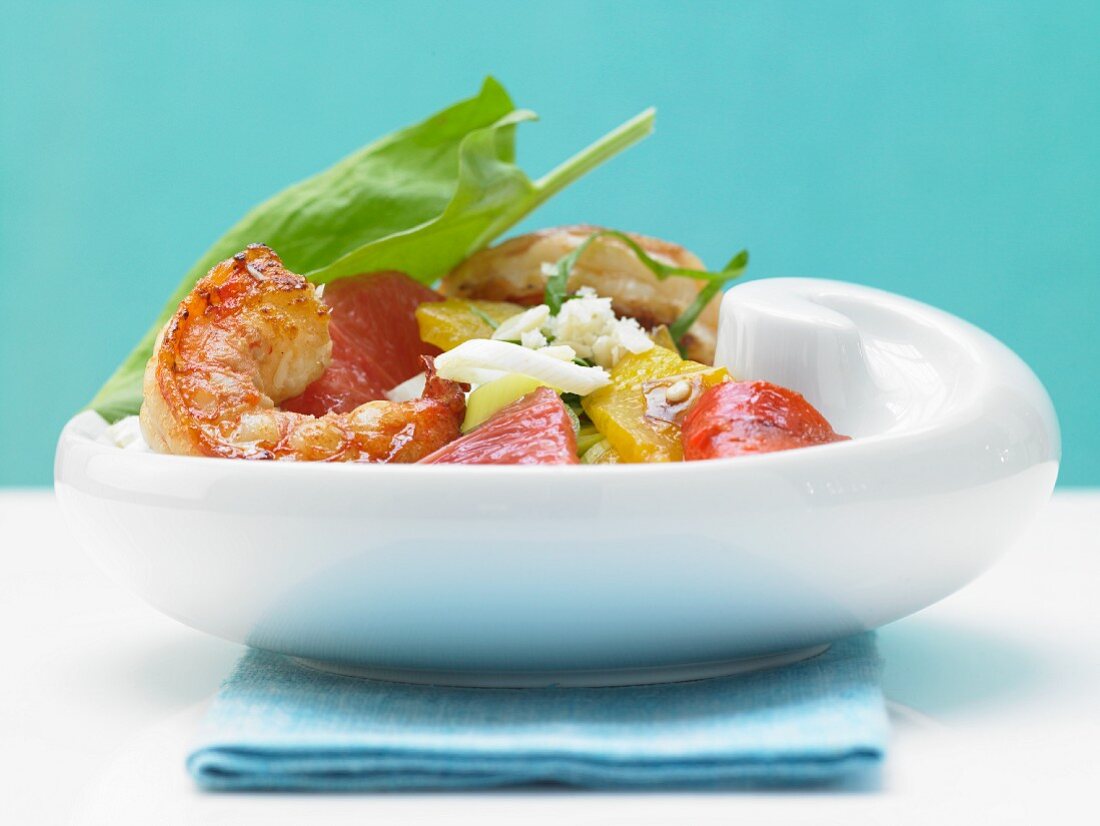 Hot shrimp with a grapefruit and pepper salad
