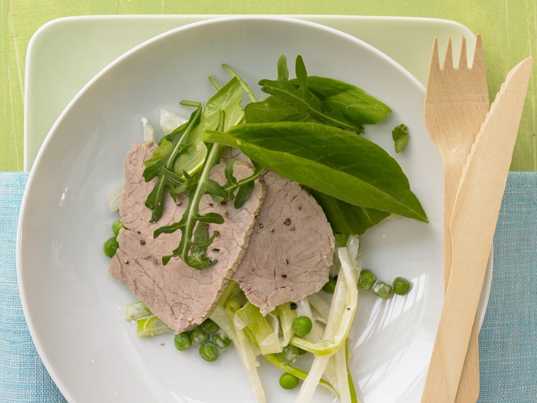 Gekochter Kalbstafelspitz auf Kohlrabi-Erbsengemüse mit Borretsch und Sauerampfer