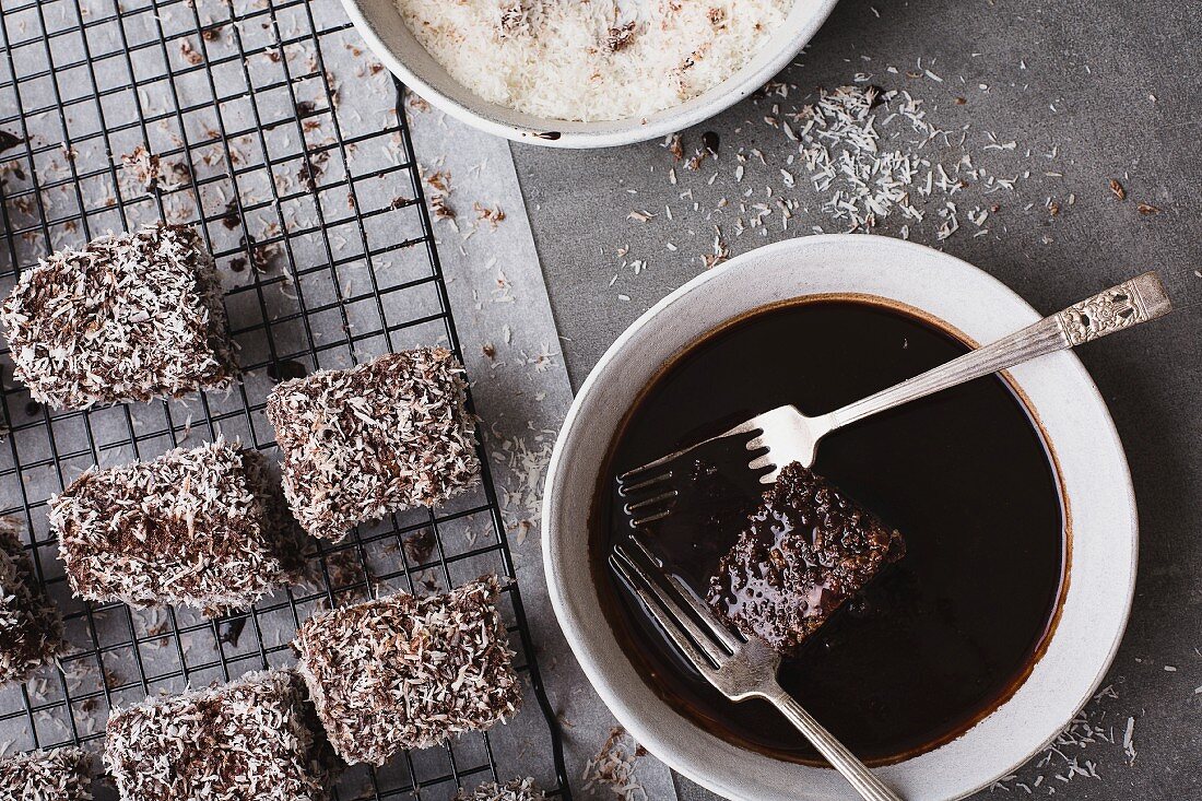 Lamingtons (Kokosgebäck, Australien) in Schokoladenglasur tauchen