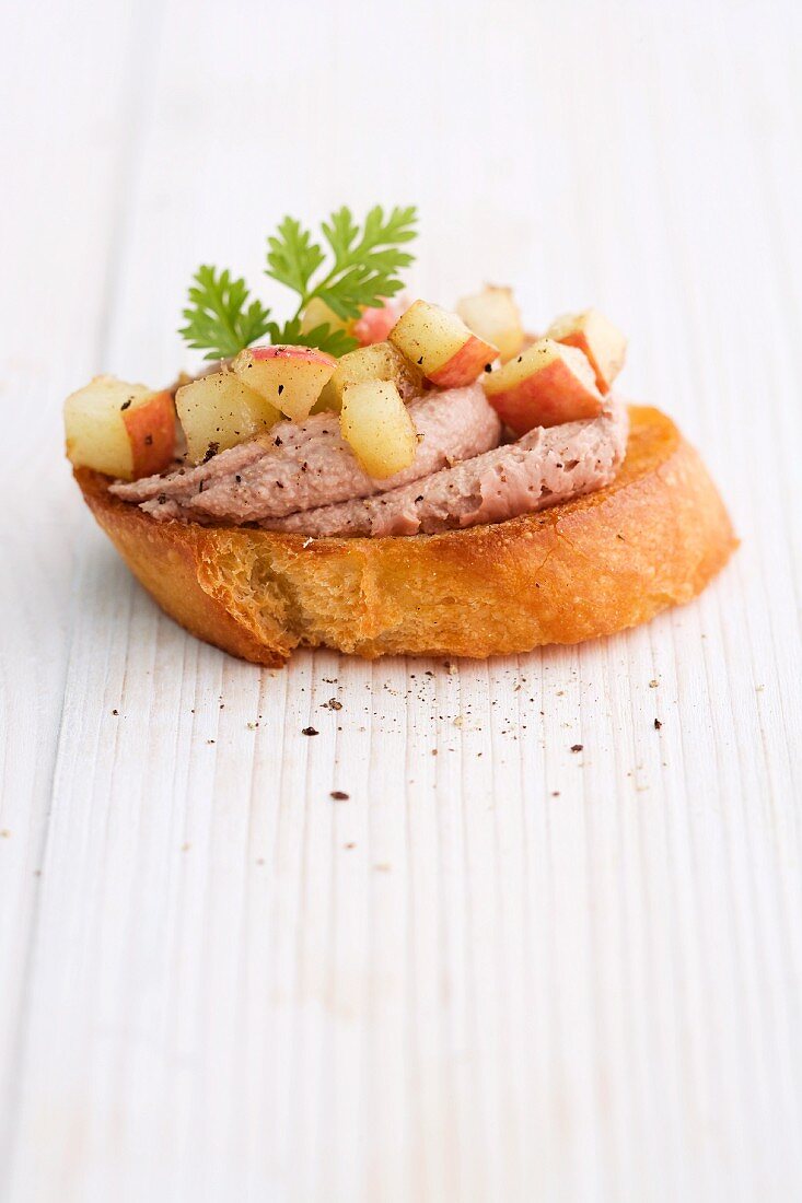 Crostini with poultry liver and an apple
