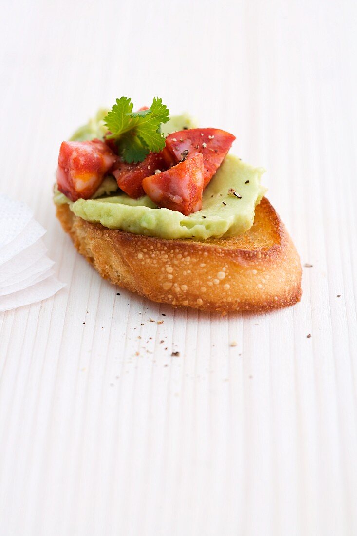 Crostini mit Avocado und Chorizo