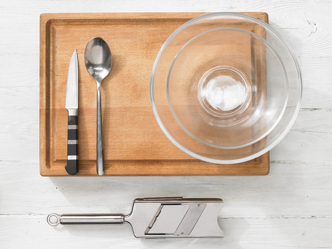 Kitchen utensils for preparing raw vegetables