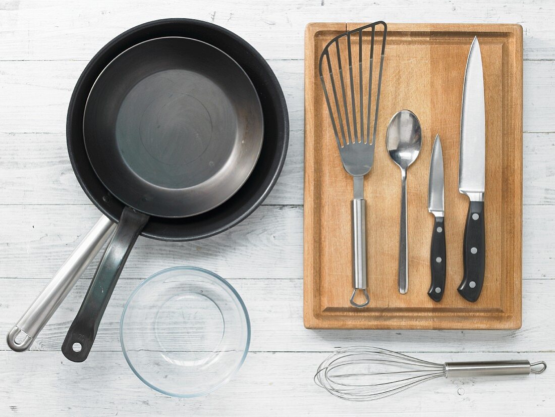 Kitchen utensils for making an omelette