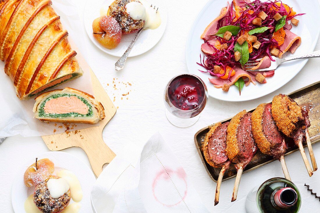 Weihnachtsmenü mit Blätterteigpastete, Hirschkarree, Rotkohlsalat und Bratäpfeln