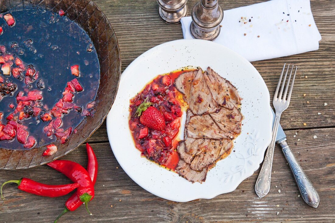 Rosa gebratenes Roastbeef mit Erdbeersauce