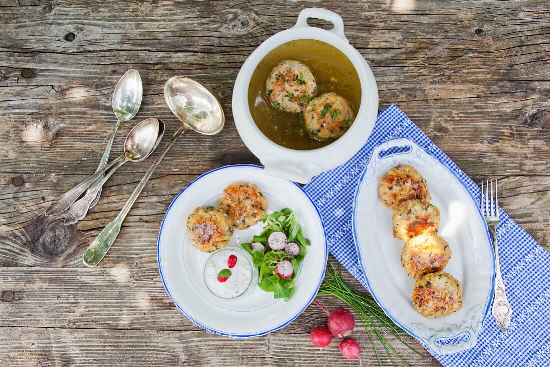 Kaspressknödel mit Suppe und Salat