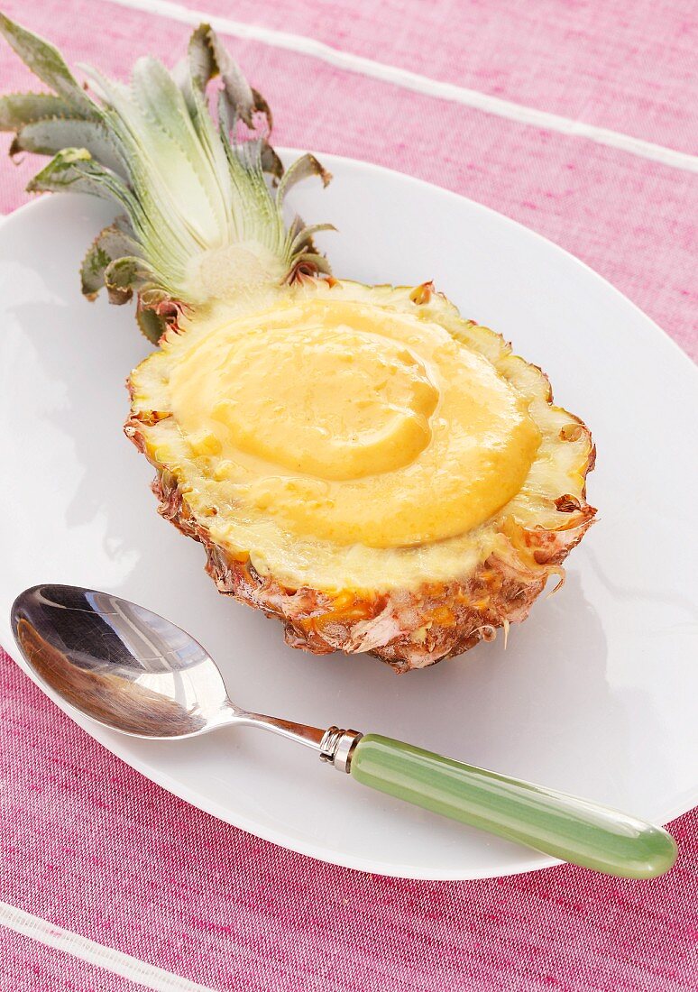 Gefüllte Ananas mit Eiercreme