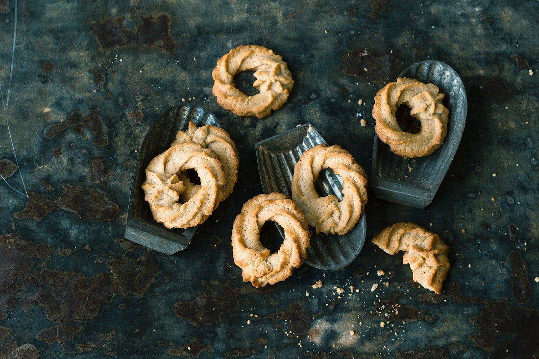 Quick walnut rings with maple syrup