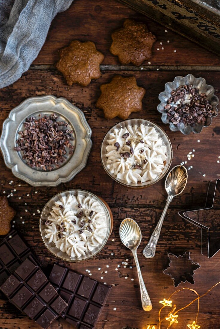 Veganes Schokoladen-Kokos-Mousse mit Aquafaba, daneben sternförmige Lebkuchenplätzchen
