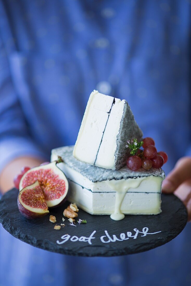 Ziegenkäse mit Feigen und Trauben auf Steinteller