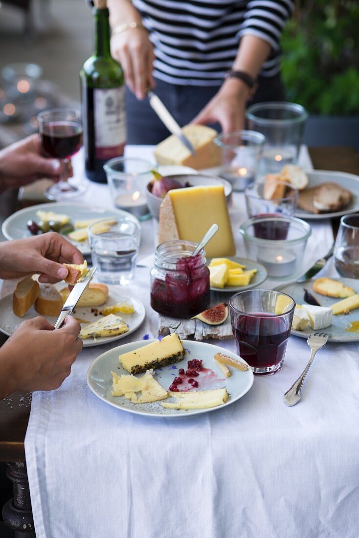 Gedeckter Tisch mit Käsetellern und Wein