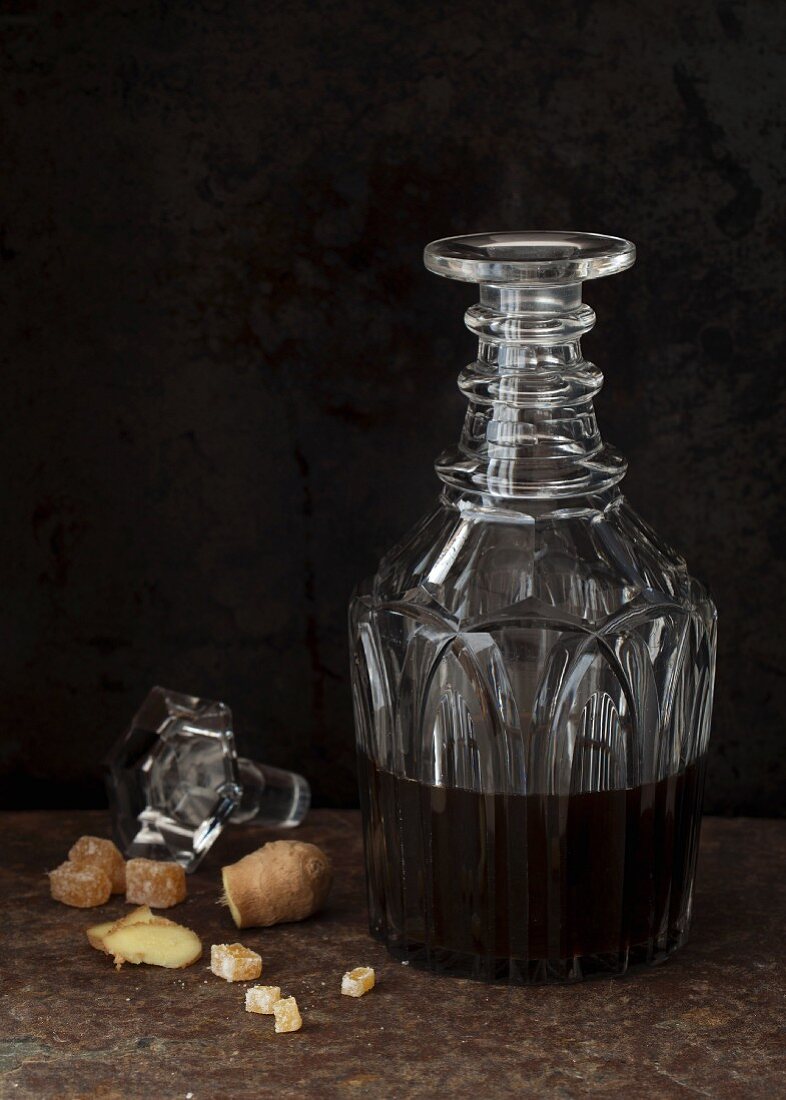 Rum aromatisiert mit kandiertem Ingwer in dekorativer Kristallglaskaraffe