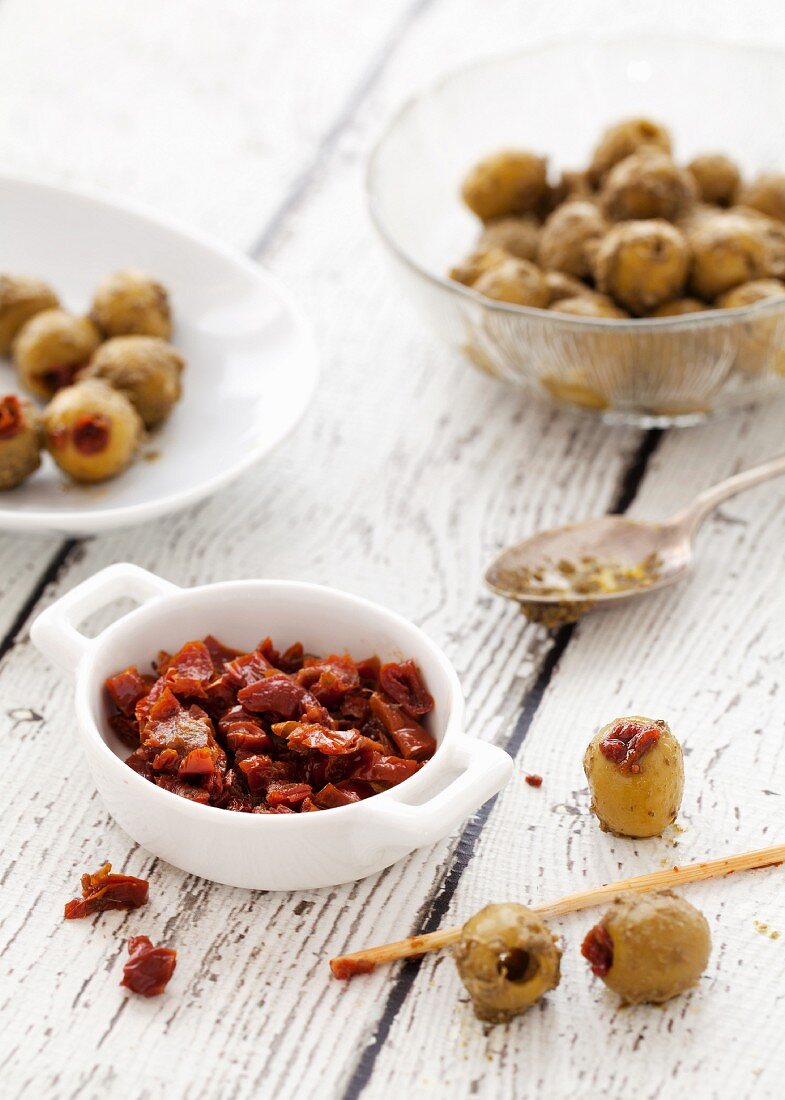 Oliven mit getrockneten Tomaten füllen