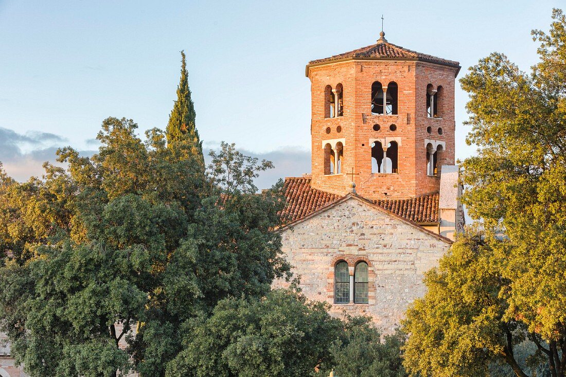 Die Kirche Santo Stefano in Verona, Italien