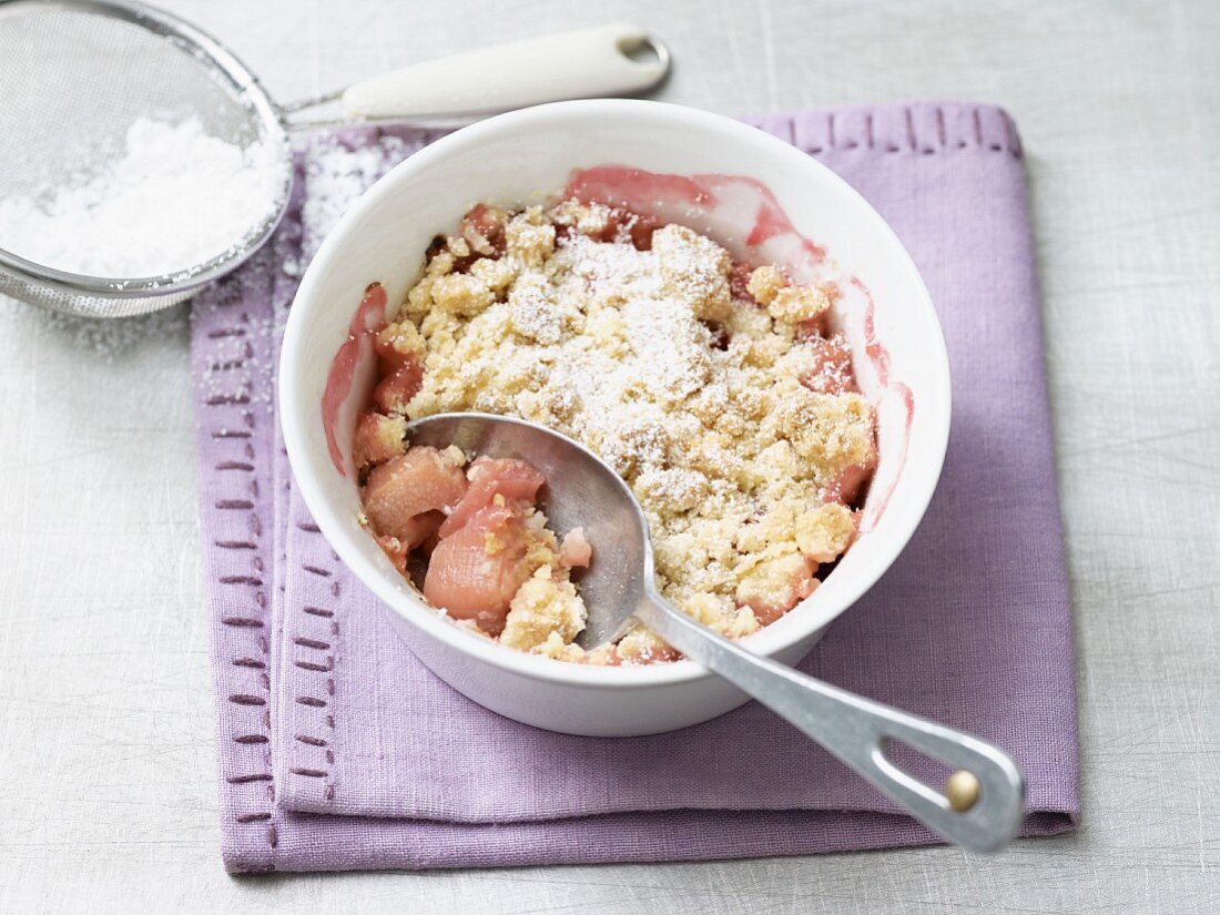 Rhubarb crumble (lactose-free)