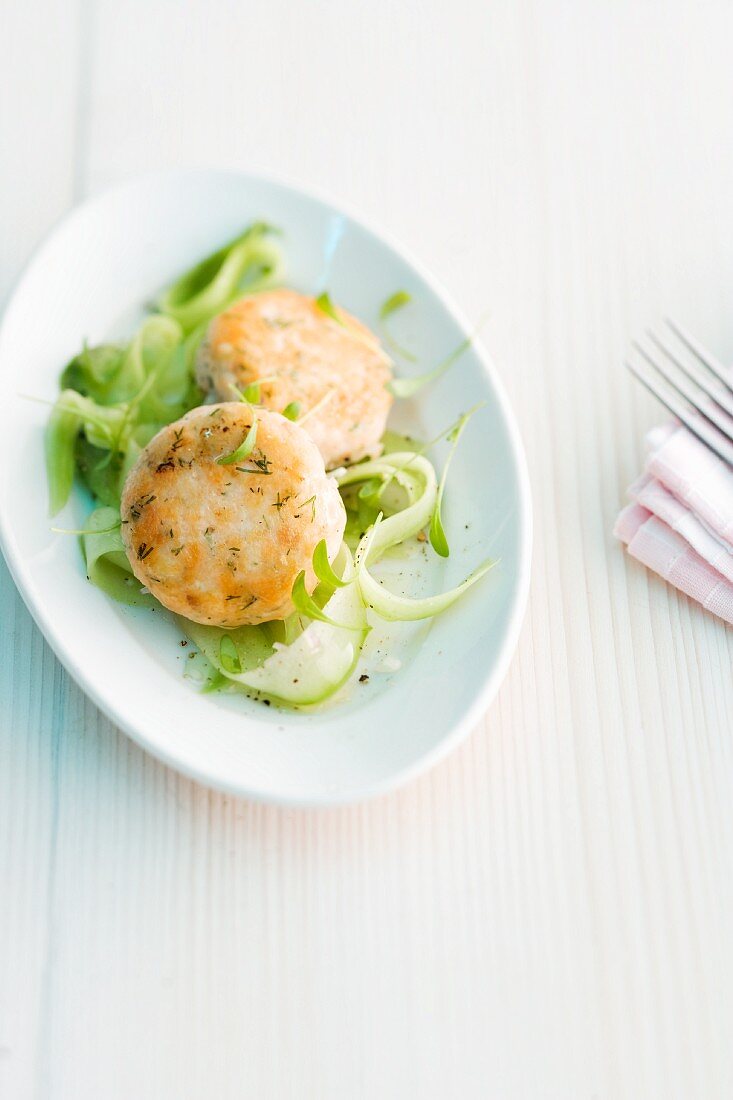 Salmon burgers with cucumber
