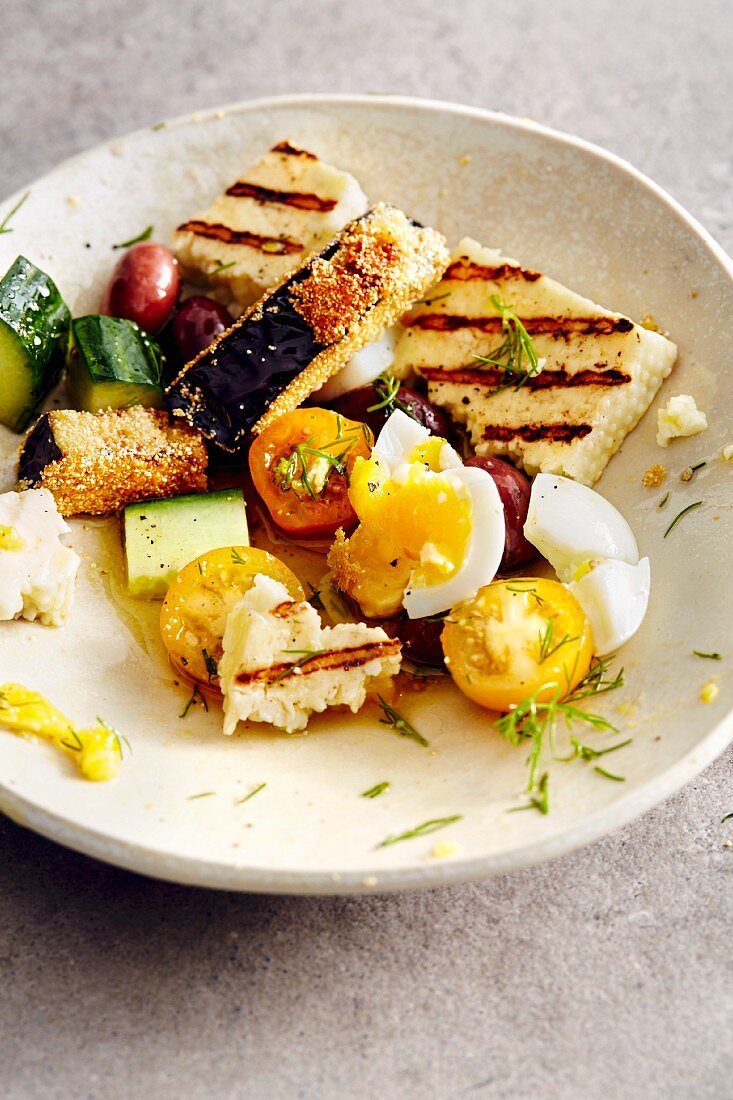 Griechischer Chefsalat mit Ei und gegrilltem Halloumi (Soulfood)