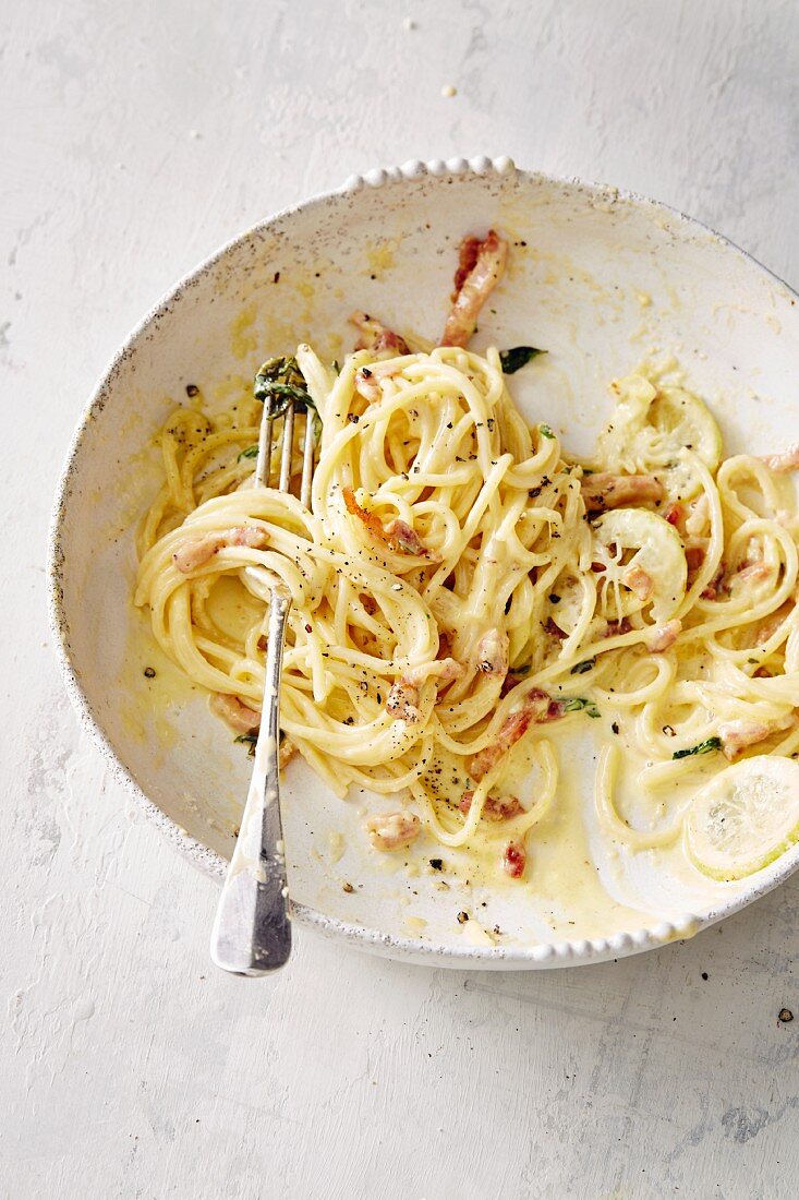 Spaghetti carbonara with lemon (soul food)