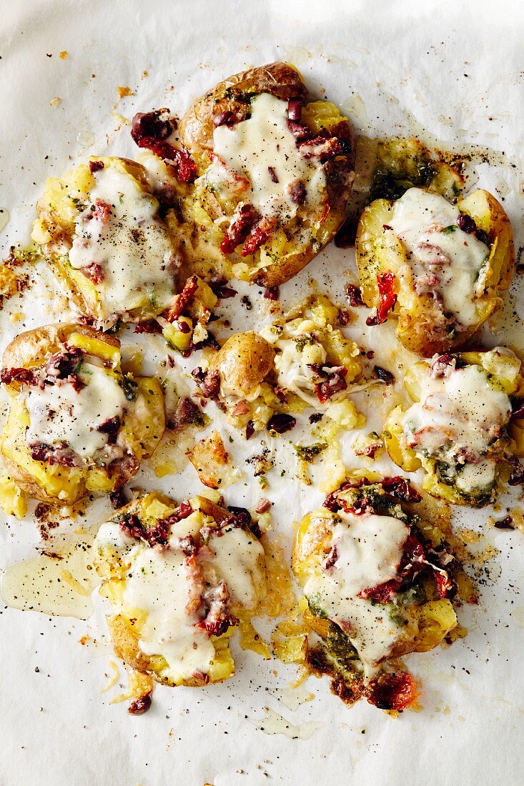 Gratinated smashed potatoes with sundried tomatoes (soul food)