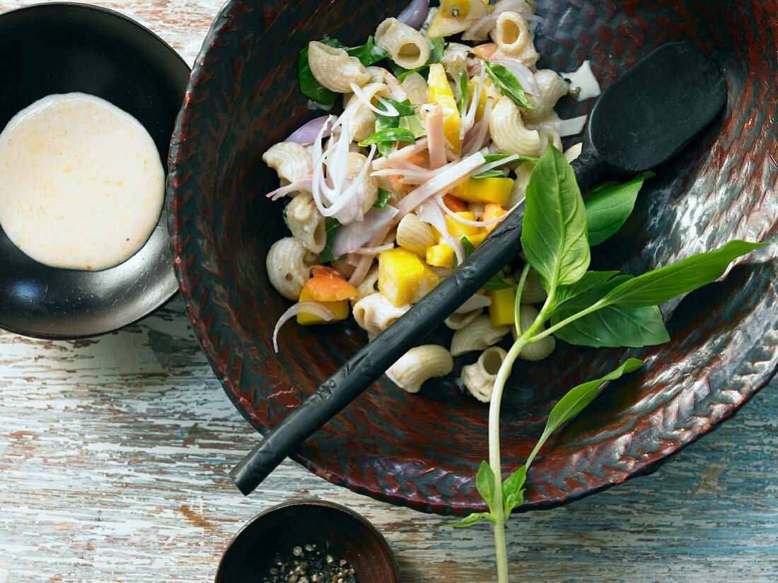 Tropischer Nudelsalat mit Hähnchenbrustaufschnitt, Mango und Papaya